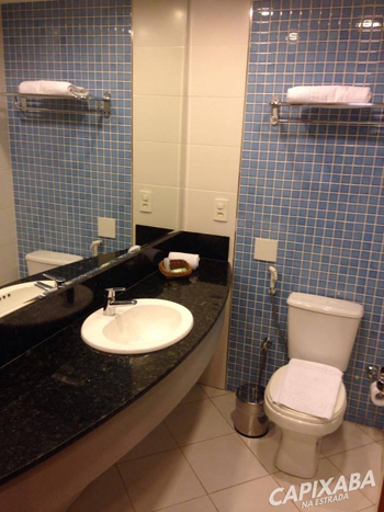 O Banheiro conta com uma pia bem ampla e secador de cabelo. Achei o espaço até relativamente "grande" para banheiro de hotel.